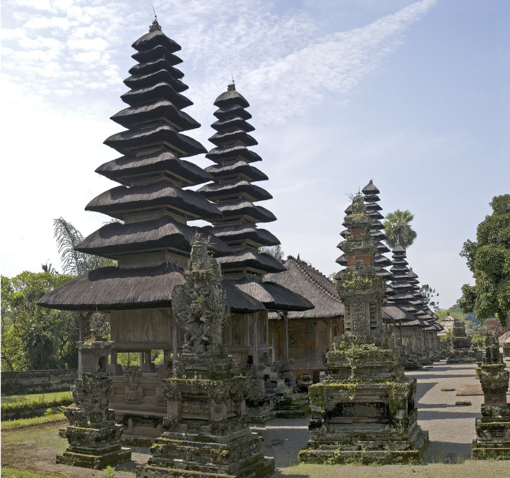 Der Pura Meru in Cakranegara ist mit seinen 9- und 11-stufigen Meru einer von Lomboks eindrucksvollsten Tempelanlagen. Foto: © Leonid Katsyka / Shutterstock Der Pura Meru in Cakranegara, Lombok