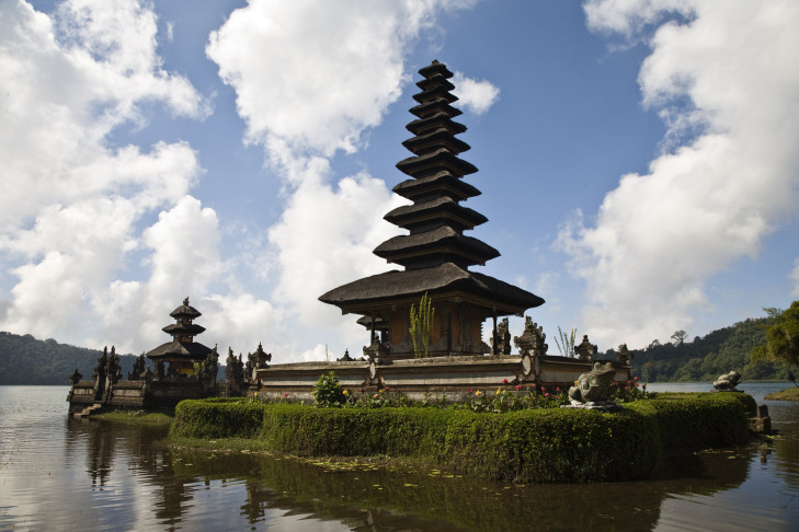 Der Pura Meru in Cakranegara ist mit seinen 9- und 11-stufigen Meru einer von Lomboks eindrucksvollsten Tempelanlagen. Artikelbild: © Worldpics / Shutterstock Der Pura Meru in Cakranegara, Lombok