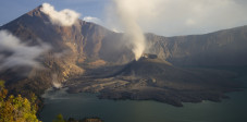 Der Gunung Rinjani auf Lombok mit seiner beeindruckenden Caldera und dem kleinen Gunung Baru Jari. Foto: © Thanwan Singh Pannu / Shutterstock Der Gunung Rinjani auf Lombok