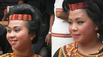 Zwei Frauen in traditioneller Tracht, Tana Toraja, Sulawesi Frauen in Tracht, Tana Toraja, Sulawesi