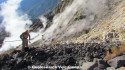 Gefährliche Arbeit auf dem Calderaboden des Gunung Tambora. Foto: Georesearch Volcanedo Germany Kraterboden des Gunung Tambora, Sumbawa, Indonesien