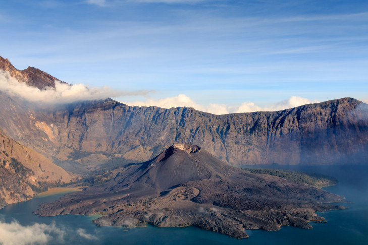 Der Gunung Rinjani auf Lombok mit seiner beeindruckenden Caldera und dem kleinen Gunung Baru Jari. © Richard Whitcombe / Shutterstock Der Gunung Rinjani auf Lombok