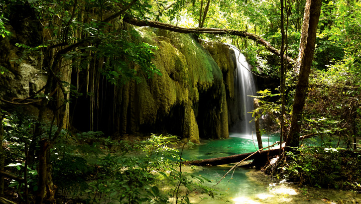 Einer der malerischen Wasserfälle im dichten Regenwald auf der kleinen Insel Pulau Moyo vor der Küste Sumbawas. Foto: jayanata - istockphoto.com Die kleine Insel Pulau Moyo vor der Küste Sumbawas, Indonesien