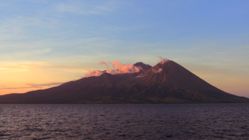 Die Insel Sumbawa hat einige imposante Vulkane zu bieten, die Bergsteigern und Wanderern durchaus Kondition abverlangen. Foto: TkKurikawa - istockphoto.com Der Vulkan Tambora auf Sumbawa, Indonesien