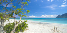 Die Insel Sumbawa in Indonesien hat vor allem tolle Surfspots und makellose weiße Sandstrände zu bieten. Artikelbild: © trubavin / Shutterstock Makelloser Sandstrand auf Sumbawa, Indonesien