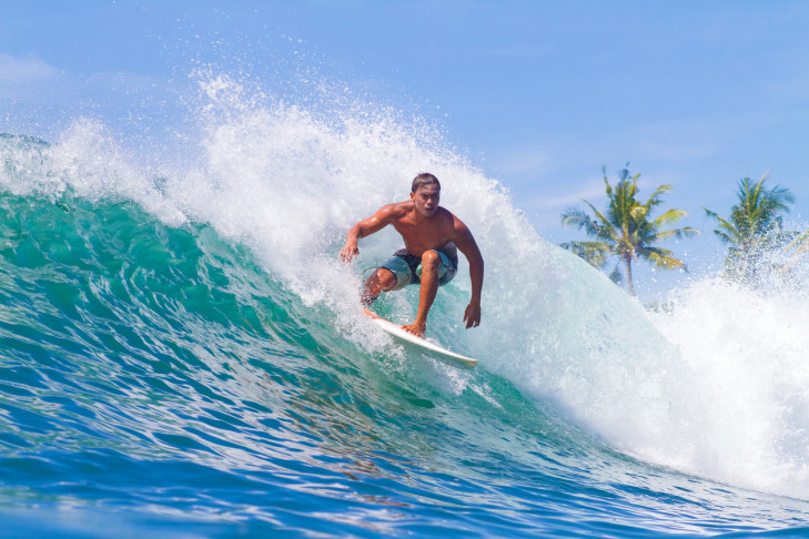 Sumbawa hat einige sehr gute Surfspots zu bieten, die denen an Balis Südküste in nichts nachstehen. © trubavin / Shutterstock Surfer auf Sumbawa, Indonesien