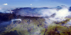 Der Krater des Gunung Tambora auf Sumbawa gehört zu den größten der Welt und bietet spektakuläre Ausblicke. Foto: siehe Seitenende Krater des Gunung Tambora auf Sumbawa, Indonesien
