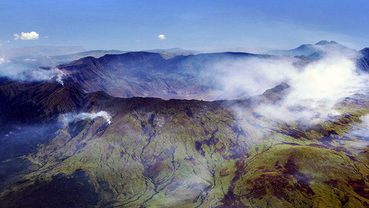Der Krater des Gunung Tambora auf Sumbawa gehört zu den größten der Welt und bietet spektakuläre Ausblicke. Foto: siehe Seitenende Krater des Gunung Tambora auf Sumbawa, Indonesien
