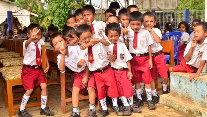 Schulkinder in Banyumas auf Java, Indonesien